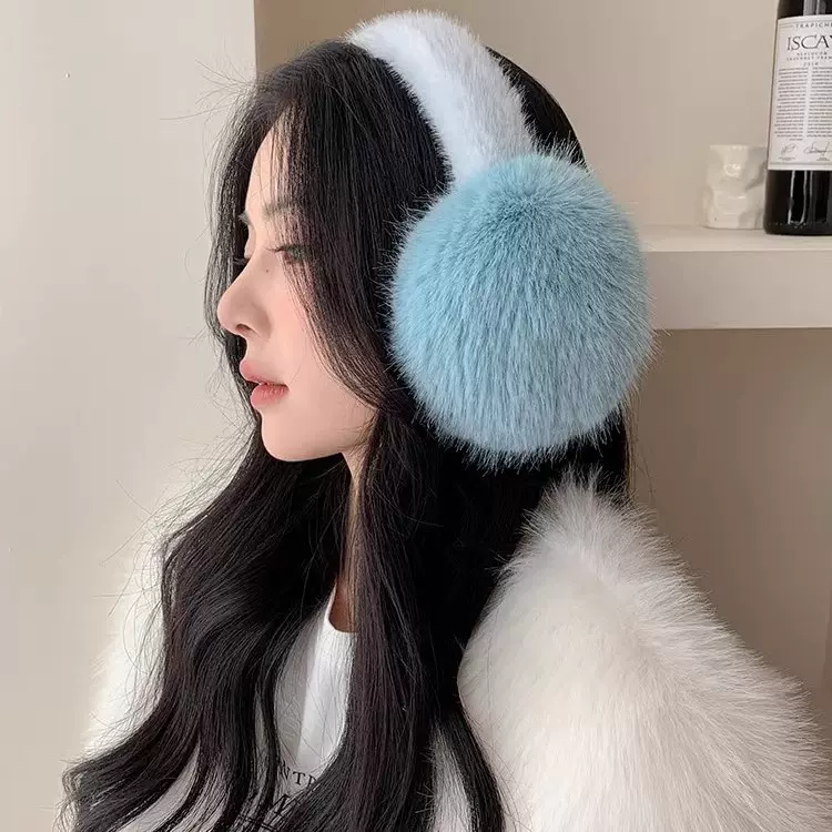 杨超越蓝色仿兔毛毛绒耳罩保暖护耳防冻护耳冬季雪景拍照有氛围