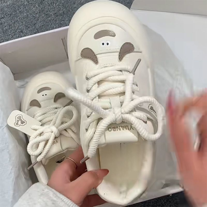 Hermosos zapatos de lona coreanos de suela gruesa 2025, primavera nuevos zapatos blancos, zapatos de moda, zapatos de pan, zapatos deportivos para mujeres