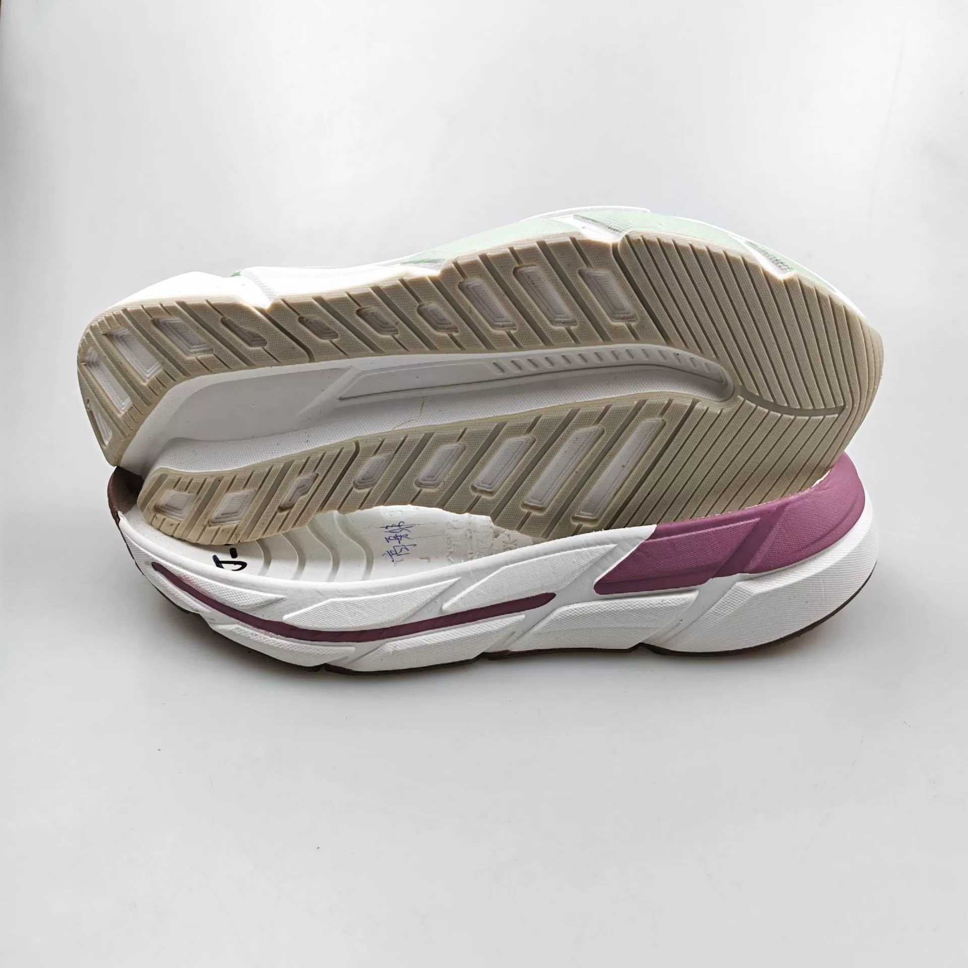 Прямые продажи и оптовые поставки новых спортивных подошв, новых подошв для бега от фабрики в Дунгуане, возможен разработка с прототипированием.