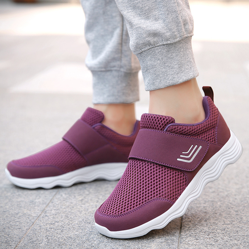 クロスボーダー男女飛織健歩靴通気運動靴春夏低組足マジックテープ透かし網面ランニング靴