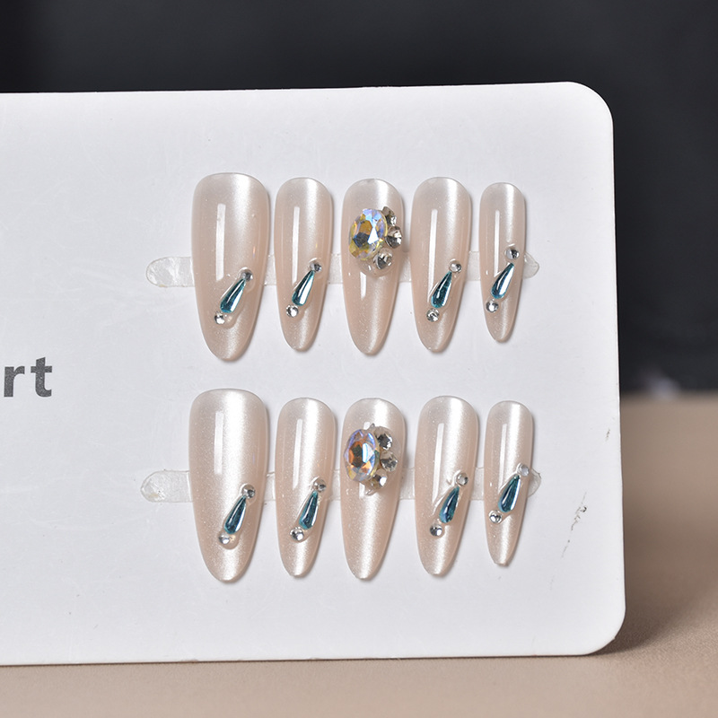 Uñas postizas francesas con diseño floral dorado, estilo ojo de gato, cortas y desmontables, producto de alta gama para arte de uñas 2026.