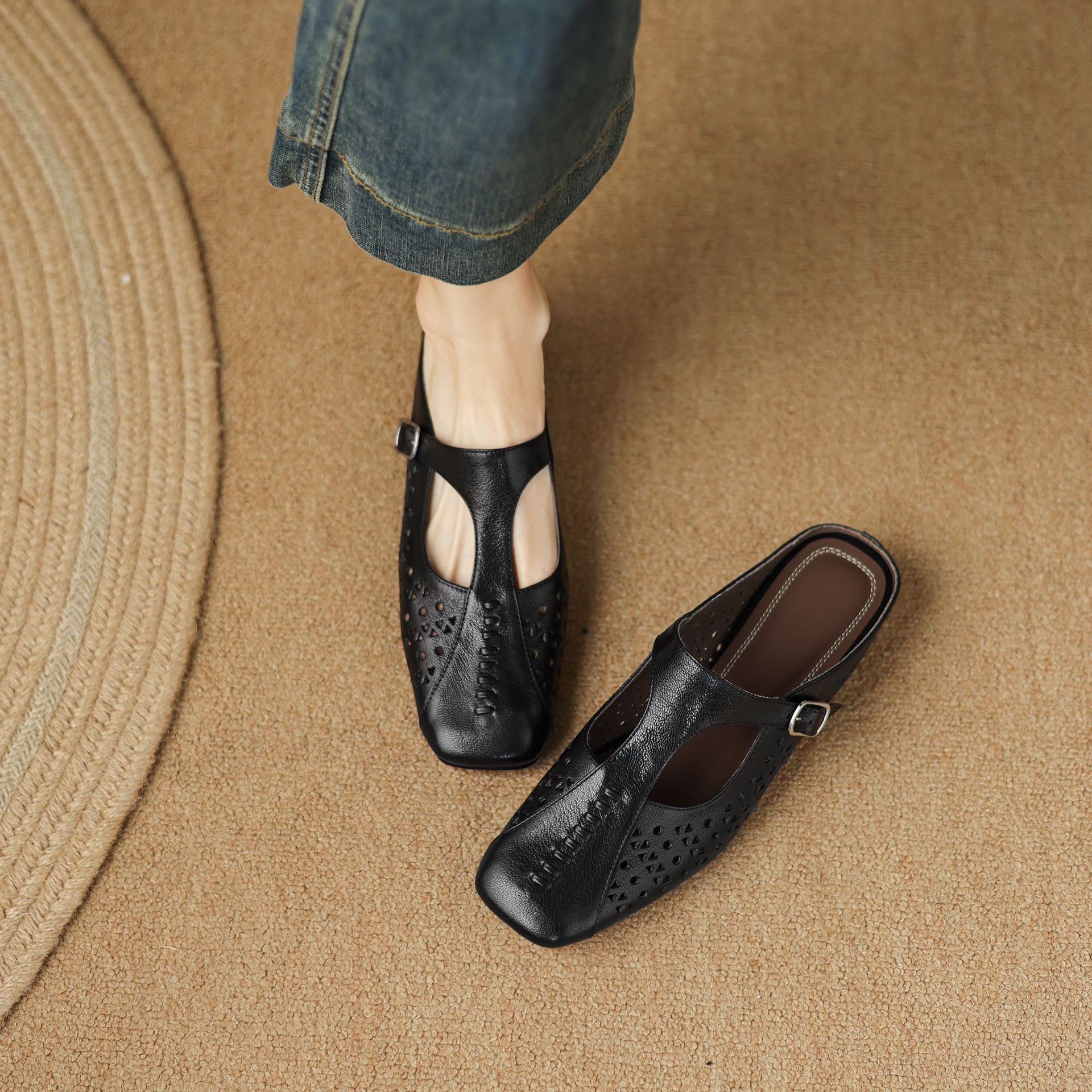 Dép sandal nữ xỏ ngón đế bệt quai chữ T đục lỗ mùa hè — đen