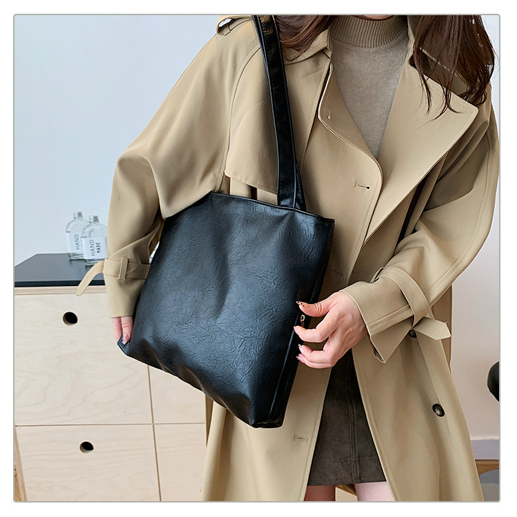 Retro large-capacity tote bag for women, 2024 new style fashionable portable commuting bag for going out, single-shoulder bag for students' classes undefined