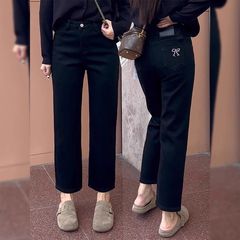 春夏の黒いストレートジーンズの女性の大きいサイズは少し太っています。