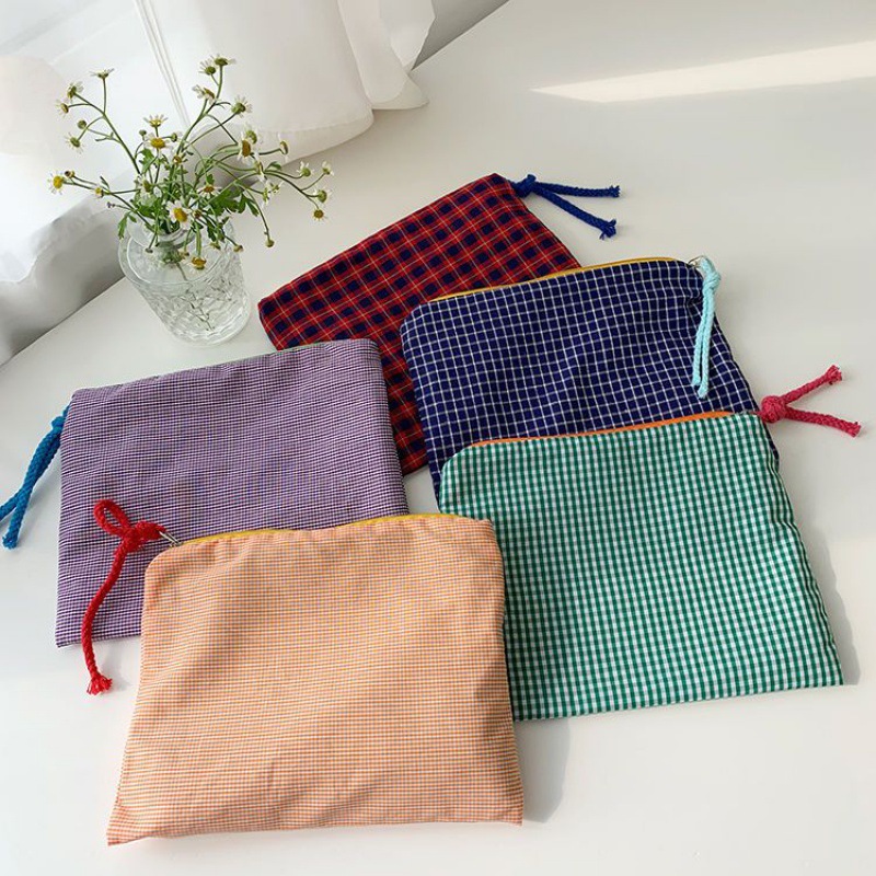 Classic handheld cosmetic bag to go out