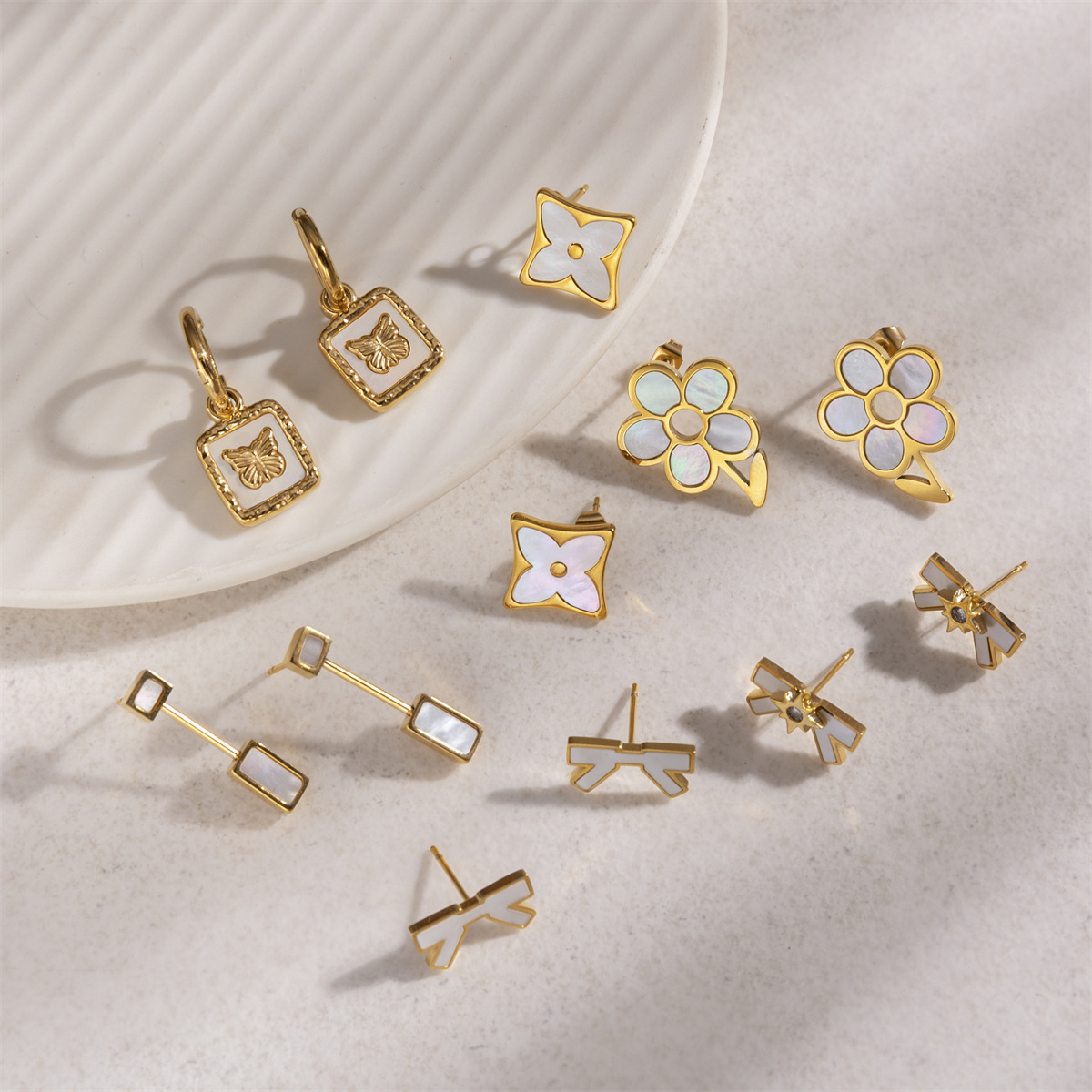 Pendientes de acero de titanio europeo y americano de Tena Pendientes de concha con incrustaciones de estilo minimal de alta calidad Accesorios explosivos transfronterizos Earrings