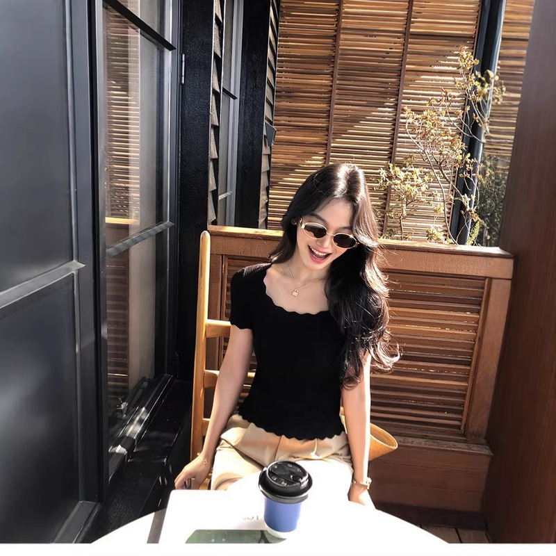 White Floral Pattern Wave-Edge Short-Sleeve Knit T-Shirt for Women, Elegant Slim-Fit Short Chic Top