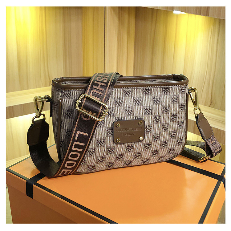 Women's bags 2023 new style versatile printed armpit bag Internet celebrity temperament high-end single shoulder crossbody bag small square bag_voghion.com