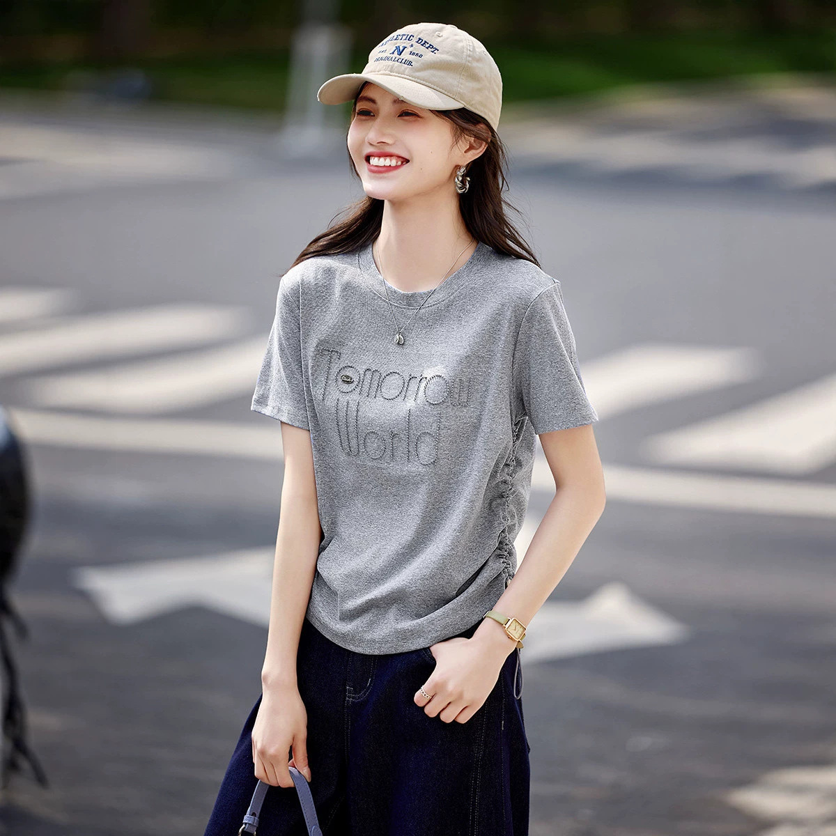 Áo thun nữ cổ tròn dây rút chữ cái lập thể — màu xám chi tiết 4