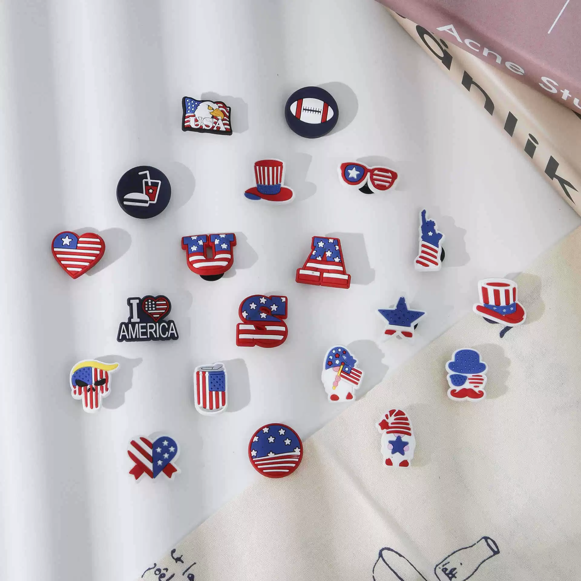 Шармы для обуви, элитные украшения для обуви, креативные аксессуары для сабо, модные и забавные оптовые товары, съемные милые мультяшные пряжки для пар.