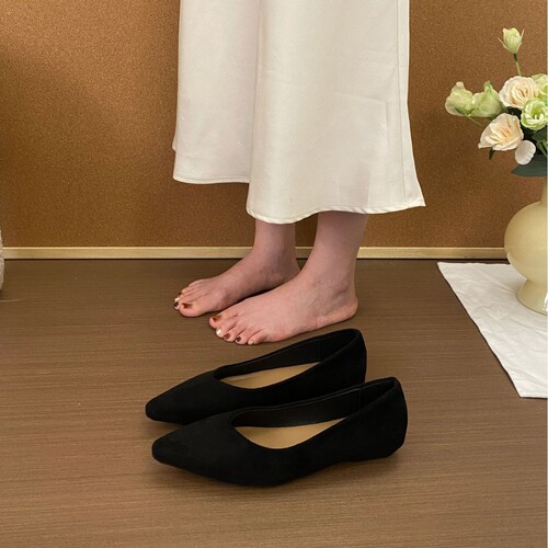 French small-leather brown women's shoes 2025 spring and autumn block heels, temperament pointed toes, commuting and evening wear grandmother shoes