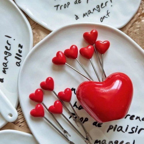 Cute, Home-Use, Creative Heart-Shaped Stainless Steel Fruit Forks—A Social Media Sensation! High-Quality, Adorably Designed Fruit Skewers That’ll Steal Your Heart.
