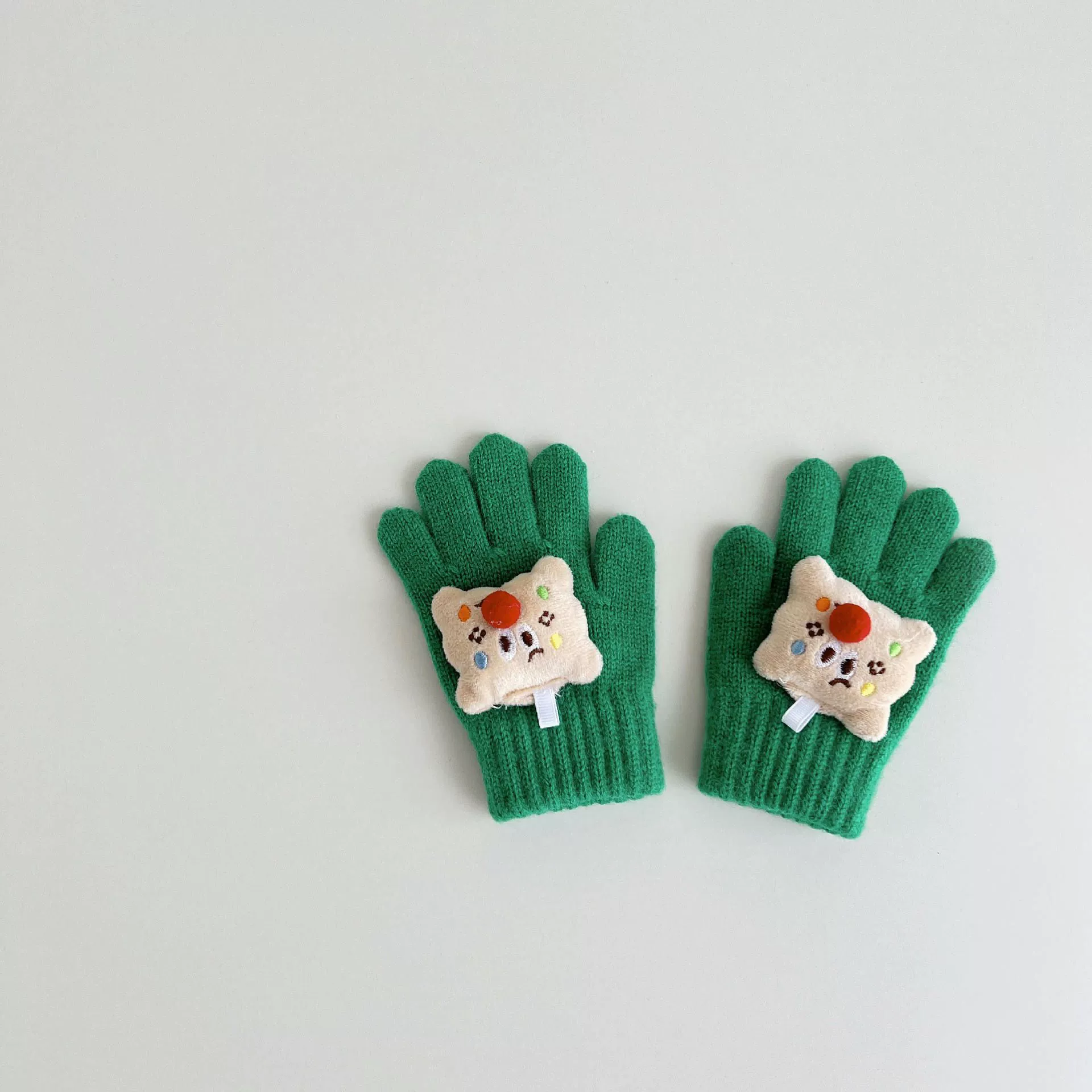 Children's keep warm winter gloves to go out, three dimensional doll for students
