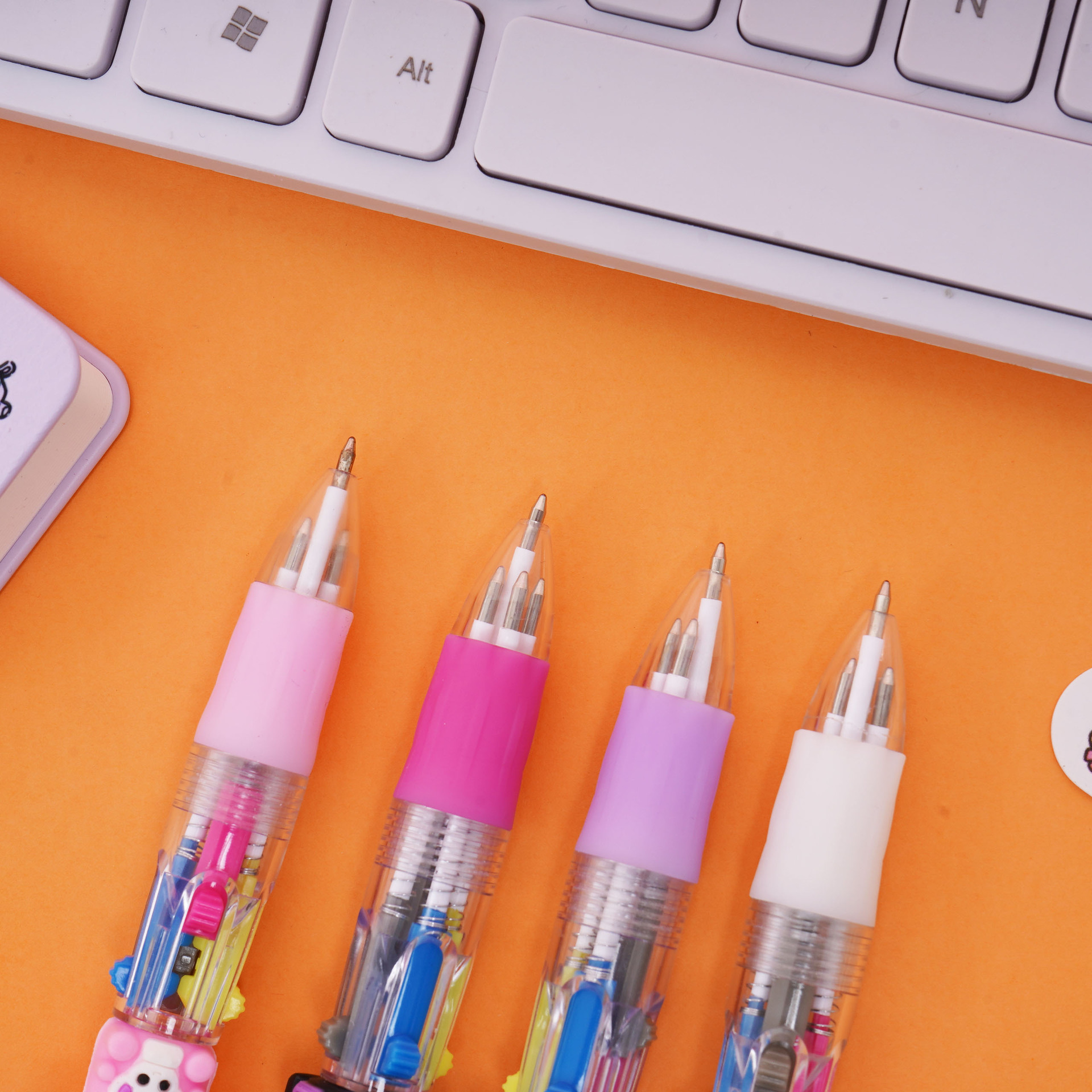 SX - 4SYZB Sanrio familia encantadora bolígrafo de cuatro colores dibujos animados estilo mini bolígrafo de prensa para estudiantes papelería