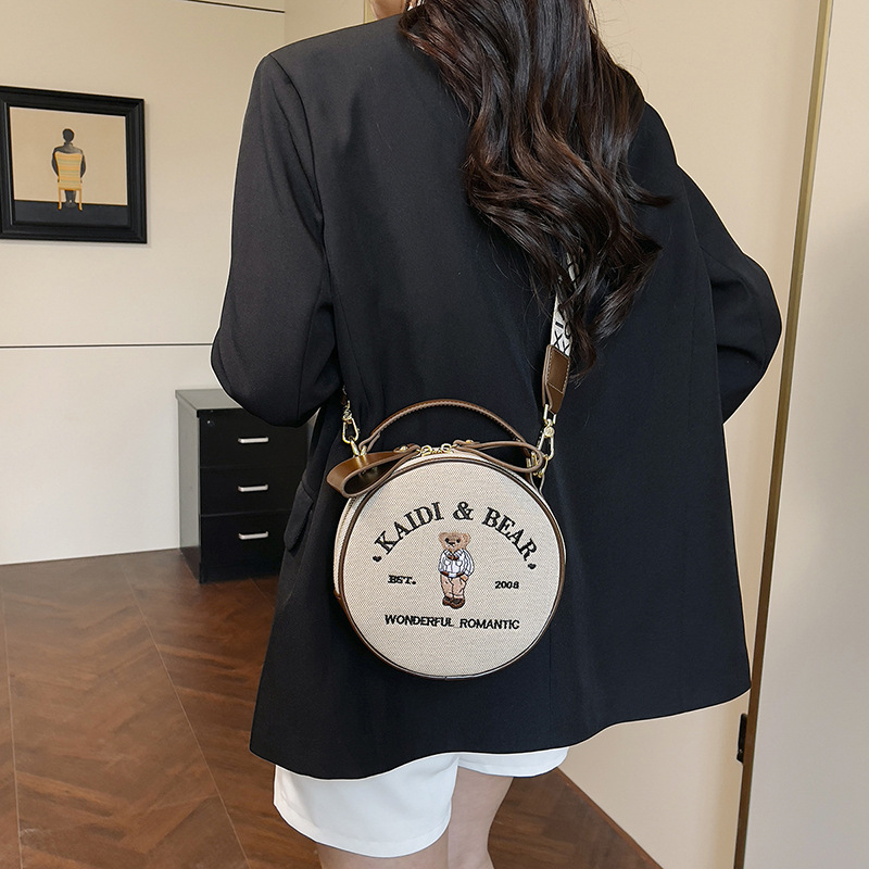 Bolso de lona con bordado de oso, modelo 2026, para mujer, bolso popular para teléfono móvil con correa ancha para el hombro, bolso bandolera de un solo hombro, bolso pequeño.