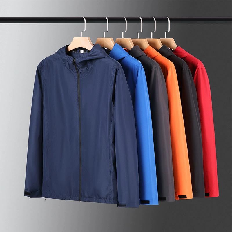 Весенне-осенняя унисекс тонкая куртка с капюшоном однотонного цвета с возможностью нанесения логотипа для спорта, рекламы, групповых мероприятий и рабочей одежды.