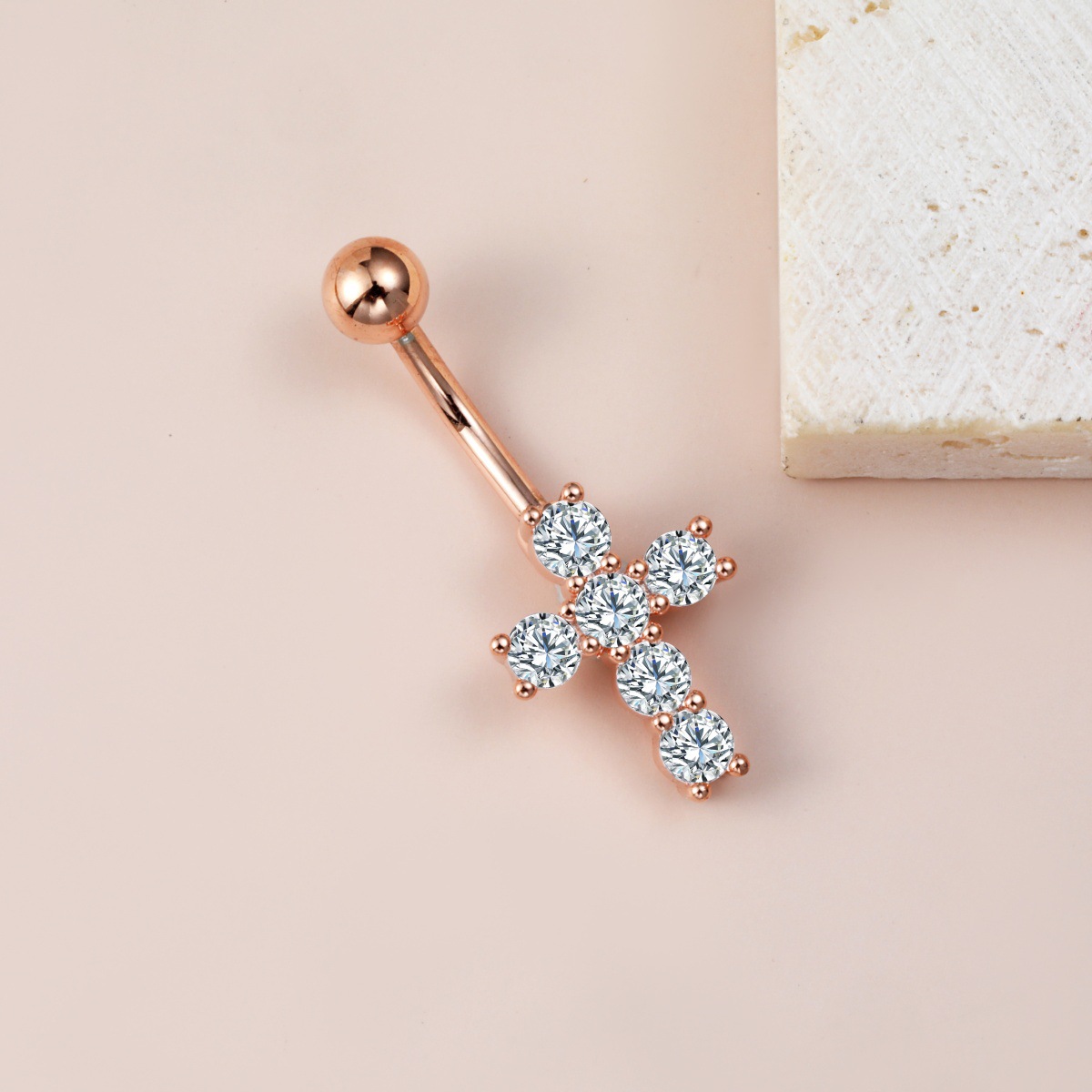 Moderne navlepiercing smykker med kors-pigg og stener_voghion.com