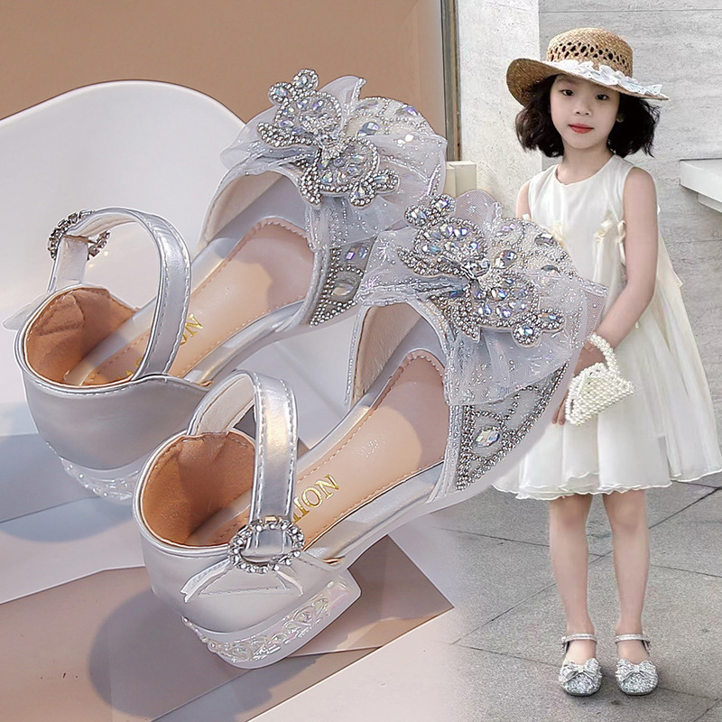 Sandálias infantiles 2026 verano nuevo diamante princesa zapatos de cristal bebés con suela suave sandálias de cabeza para niños grandes