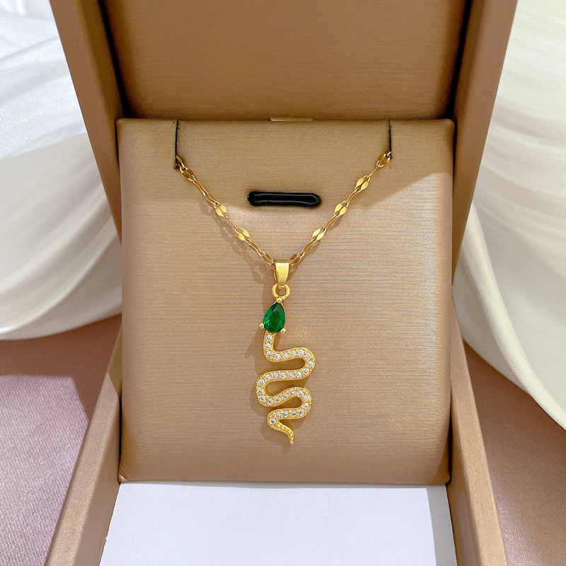 Collar serpiente de oro con piedra verde y cuentas para mujer_voghion.com