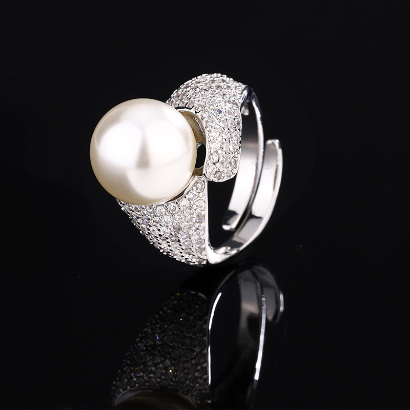 Anillo de cuentas blancas