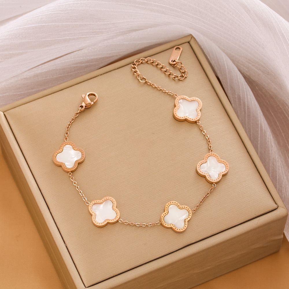 Pulsera de trébol de acero titanium vendedora caliente transfronteriza europea y americana con incrustaciones de concha pulsera colgante pulsera de diseño avanzado sin desvanecimiento al por mayor