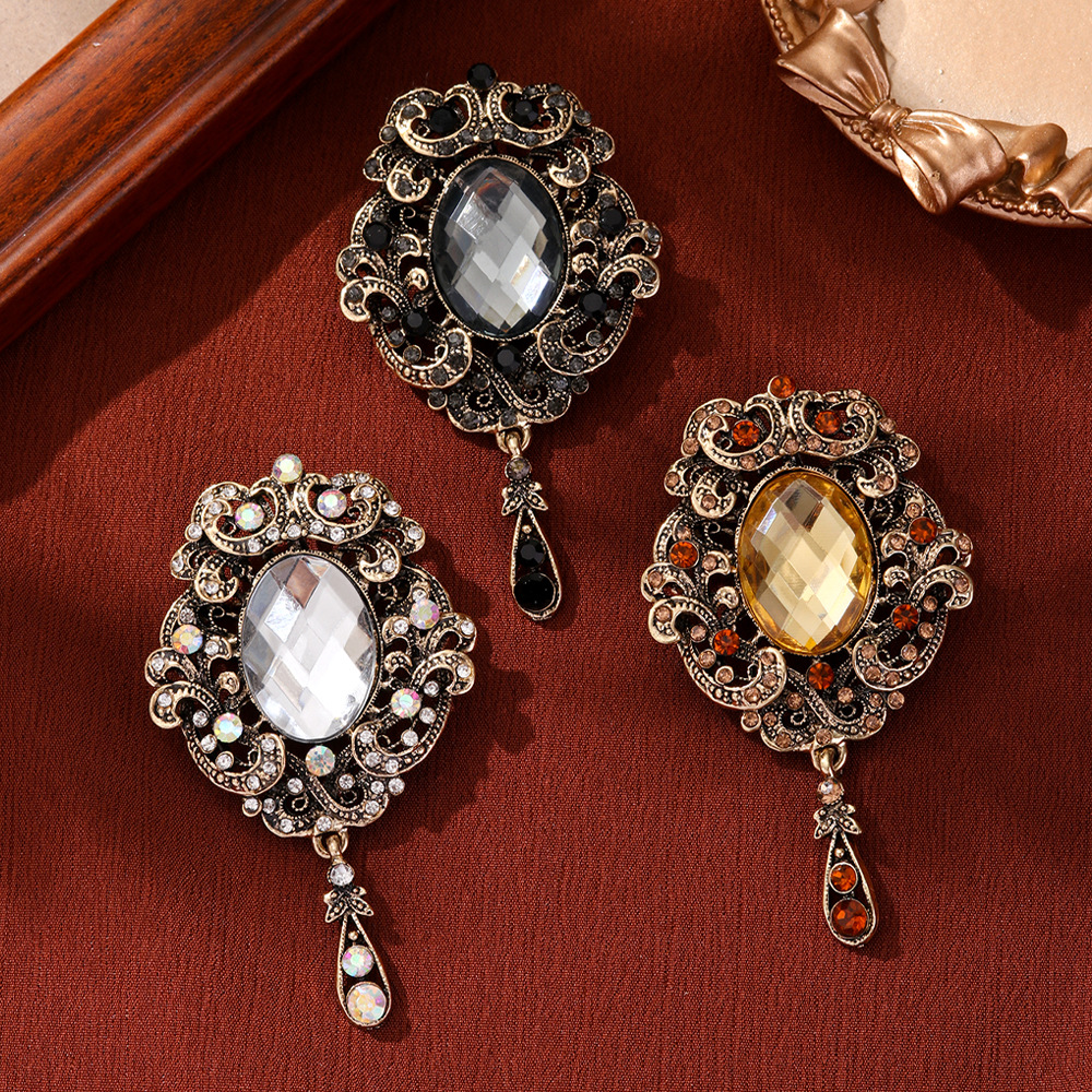 Retro Palace Style Brooch for Women, High-End Accessible Luxury Crystal Pendant Corsage, Anti-Exposure Collar Pin, Clothing Accessories
