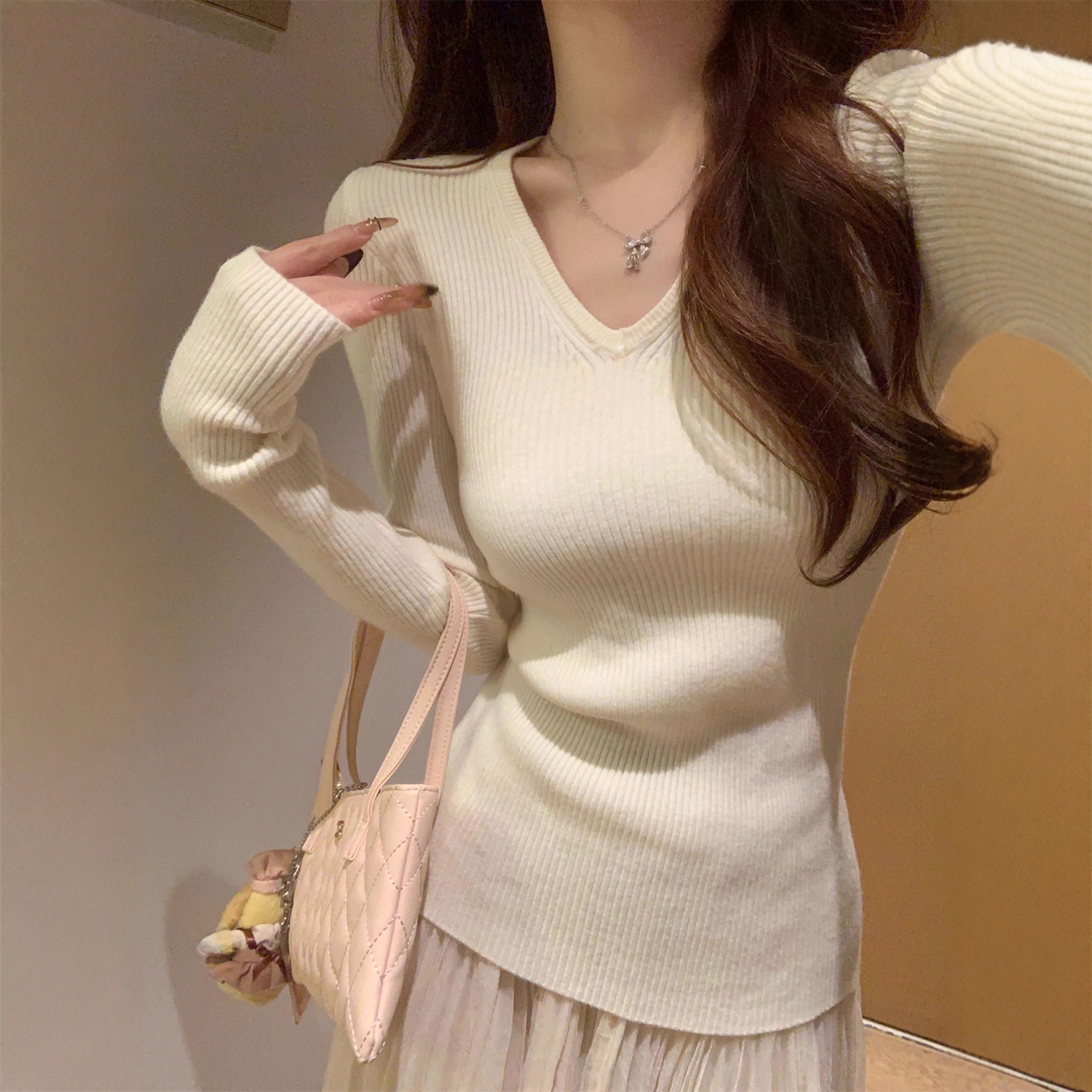 Slim V-Neck Bottoming Shirt for Women in Early Autum, Pure Desire Inner Wear, High-End Chic Chic Sweater Long-Sleeved Knitted Top
