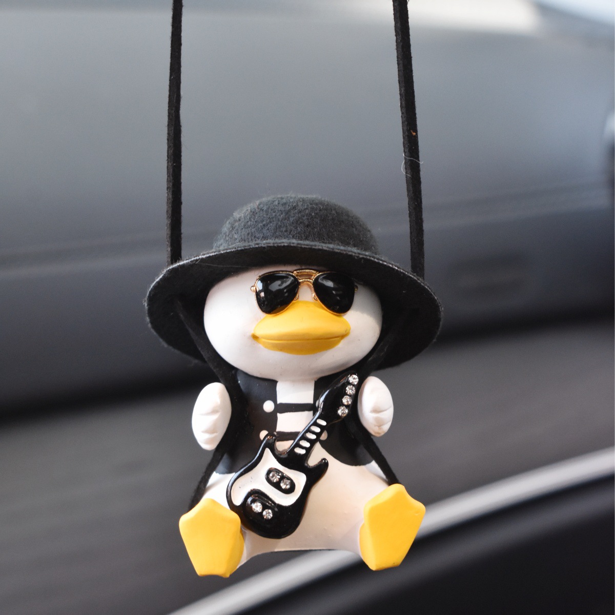 Derechos de autor transfronterizos nuevo colgante de coche columpio pato colgante de coche espejo retrovisor colgante decoración de coche juguete creativo