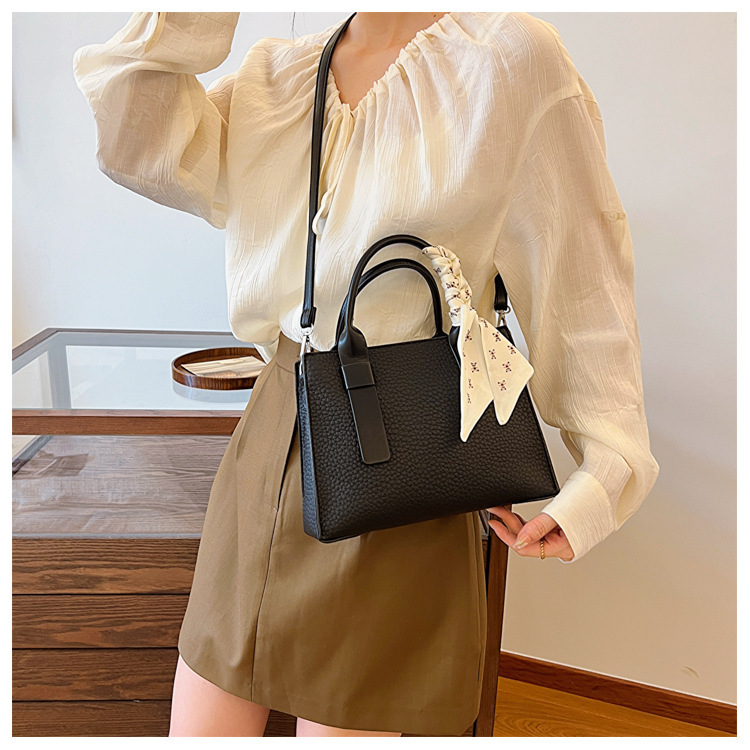 Women's Medium Pu Leather Solid Color Basic Vintage Style Zipper Crossbody Bag display picture 49