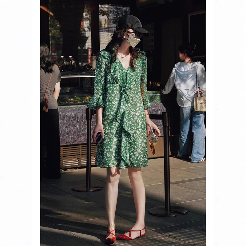 Summer New Style, This Year's Popular Hot Style Skirt, Beautiful and Beautiful Green Floral Chiffon Dress for Women in Summer
