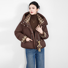 2515606-90白鸭绒连帽云朵泡芙小熊挂饰外套保暖撞色羽绒服女冬款