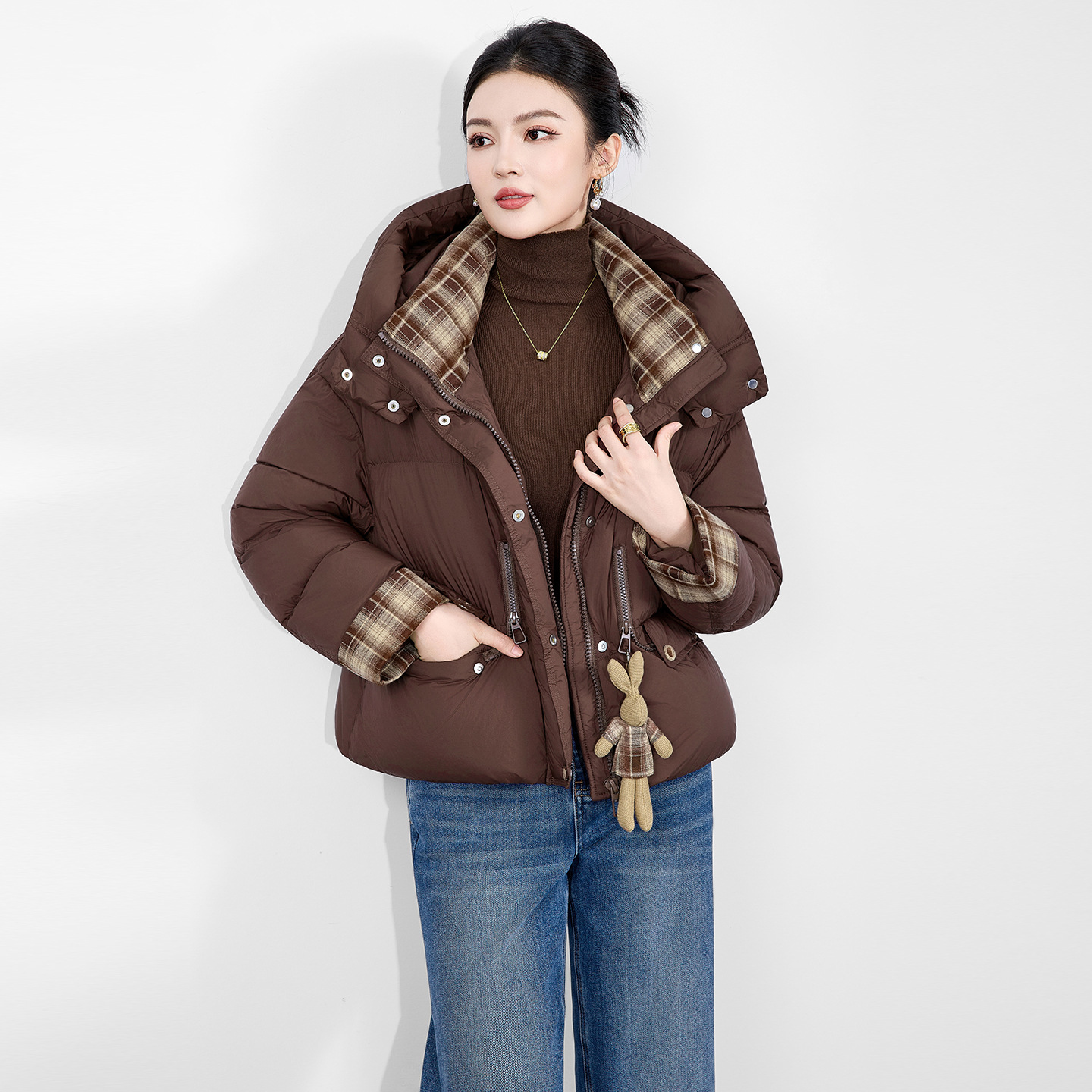 2515606-90白鸭绒连帽云朵泡芙小熊挂饰外套保暖撞色羽绒服女冬款