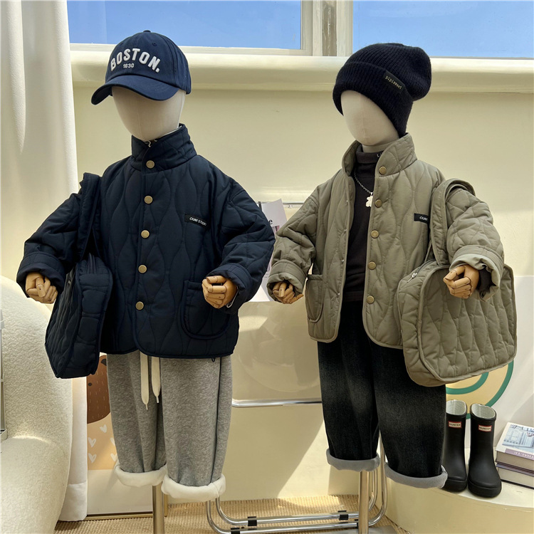 2024 Winterkleidung für Kinder mit Taschen Kleidung Koreanische Jungen Mädchen Kennzeichnung Stepp leichte und dünne Strickjacken Baumwolle_voghion.com