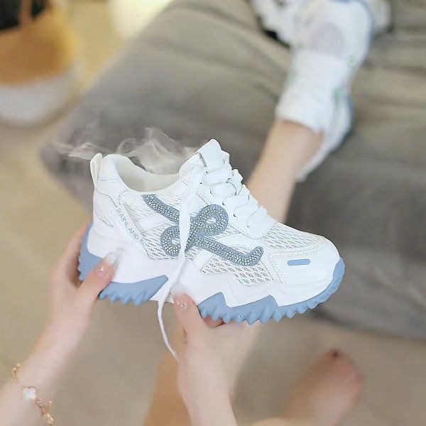 Zapatos de verano nuevos zapatos de mujer de altura transpirable de fondo grueso rebote universal mesh casuales zapatos deportivos de mujer