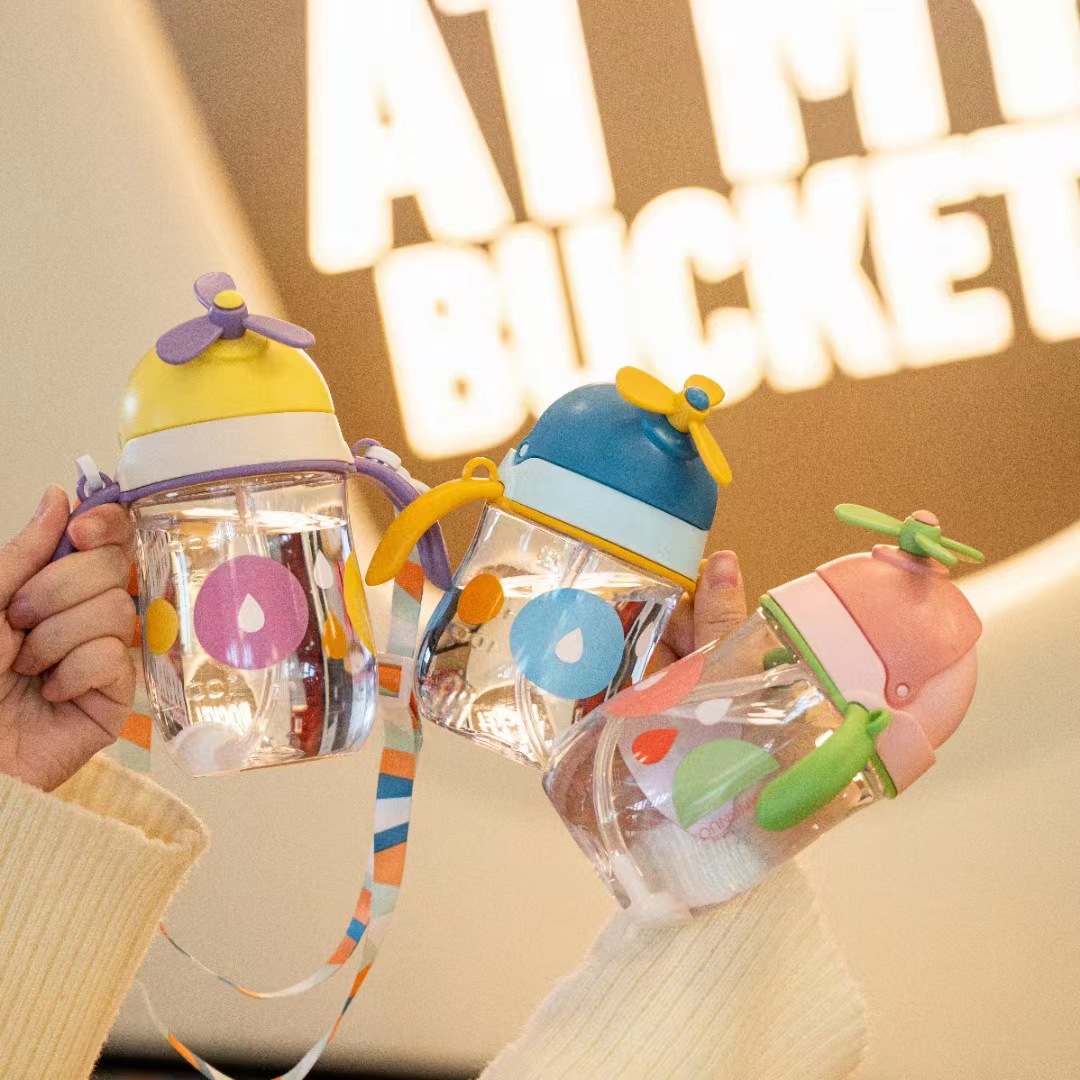 Tianyi 0941 taza absorbente para niños manejar taza de beber ventilador divertido cubierta elástica correa de plástico taza de estudiante al aire libre