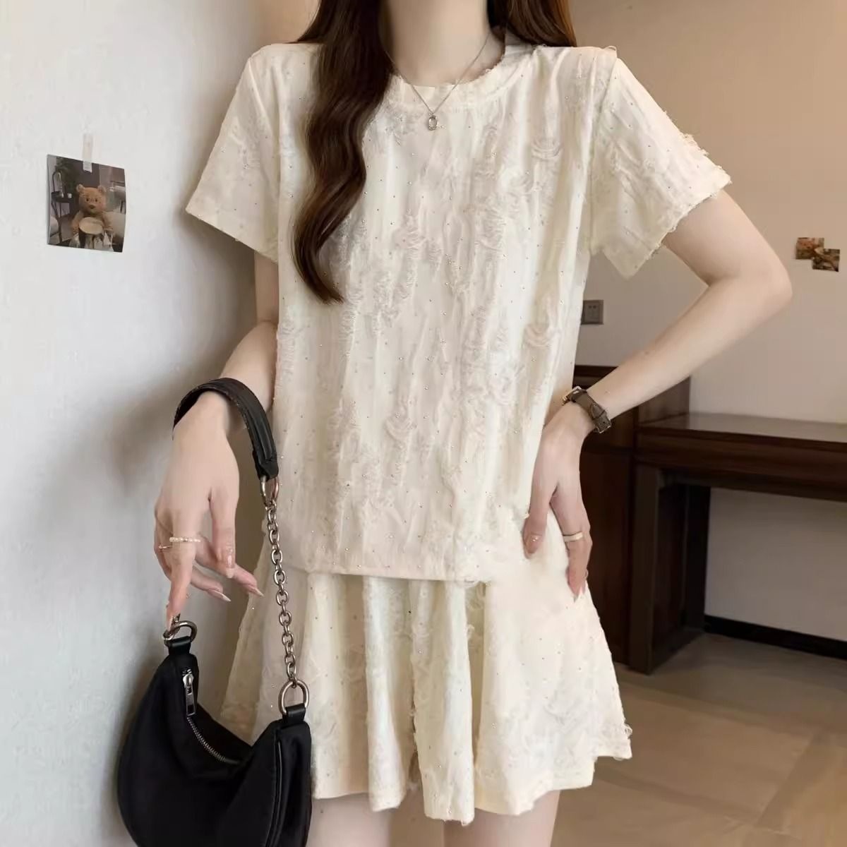 Bộ mặc nhà nữ tay ngắn quần short rộng, phá lỗ đính đá, form rộng thoáng mát — Bộ đồ màu xám đậm (áo+quần), Trang phục màu hạnh (áo+quần) chi tiết 13