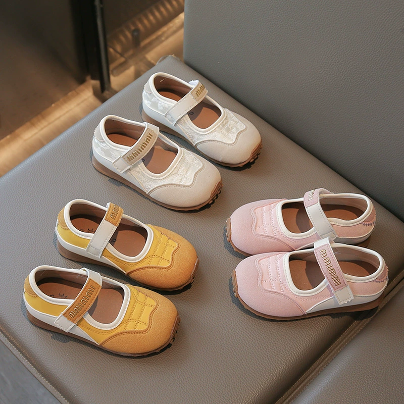 Кожаные туфли для девочек весна и осень 2025 новая корейская версия детской обуви для малышей для девочек модные буквенные повседневные плоские туфли