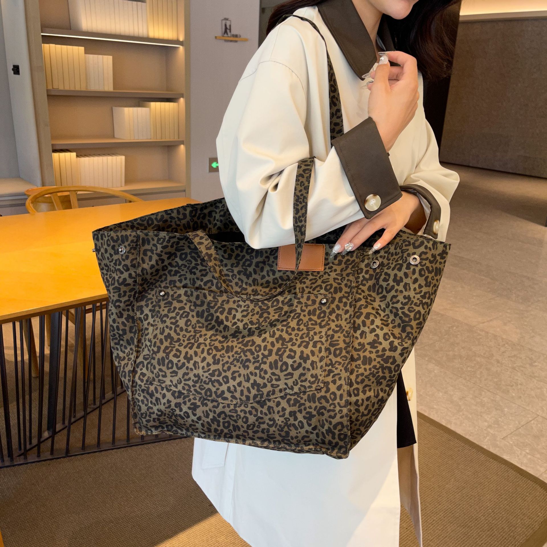 Bolso de gran capacidad yangqi bolso de cercanías de cara suave bolso especial 2024 leopardo nuevo bolso de mujer popular bolso de hombro otoño e invierno