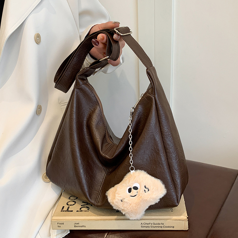 Bolsa de almohada de gran capacidad popular este año 2024 otoño y invierno nueva moda bolso de hombro de hombro ancho bolso de mujer bolso transfronterizo