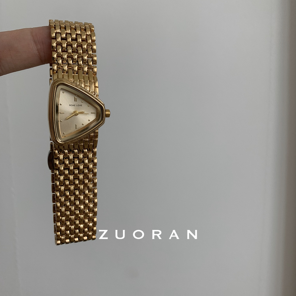 ZUORAN軽豪華高級感異形文字板銀色精緻気質百合通勤女性石英腕時計O45