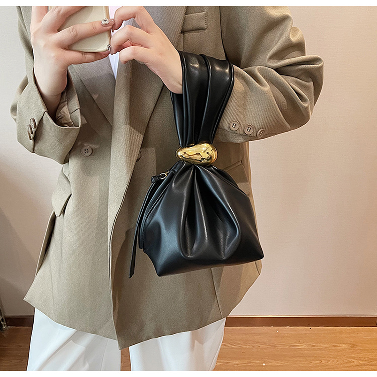 2024 nouvelle tendance de la mode féminine haut de gamme en nuage plissé sac à main polyvalent sac porte-bonheur personnalisé_voghion.com