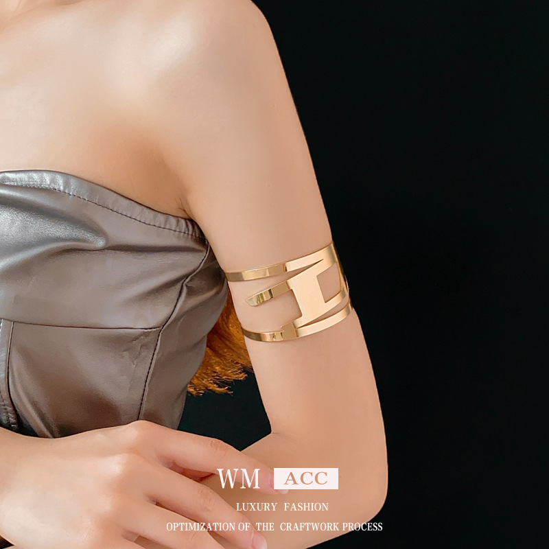 Europa y América plisada redonda abierta pulsera de metal estilo frío pulsera personalizada luz lujo alto sentido pulsera fábrica al por mayor