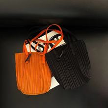 三宅褶皱纯色手机包创意挂件通勤原创包包休闲百搭斜专柜款挎包