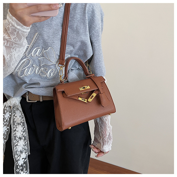 This year, a new women's casual summer single-shoulder crossbody bag with a niche design is in vogue. The hand-held small square bag is popular undefined