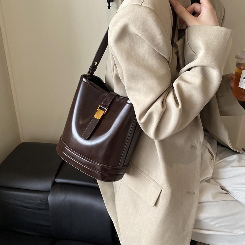 Alto sentido retro bolso de cubo 2024 otoño invierno nuevo bolso de mujer bolso de hombro de moda universal super caliente bolso de mochila