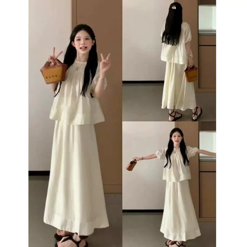 Летняя одежда сочетается с полным комплектом модных костюмов для женщин с маленькими элегантными топами и юбками с пышными рукавами, комплектами из двух предметов.