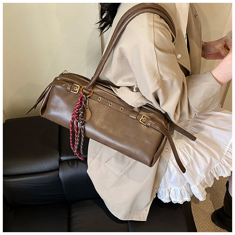Túi xách baguette nữ phong cách retro, túi đeo tay và kẹp nách thời trang, kiểu dáng gối mềm mại — Burgundy không có mặt dây chuyền, Màu nâu không có mặt dây chuyền, Màu đen không có mặt dây chuyền, Màu nâu với mặt dây chuyền chi tiết 19