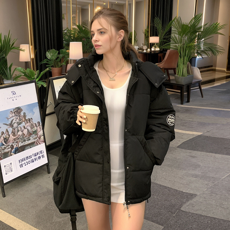 Warme Jacken für Damen sind beliebt bei übergroßen Overalls und locker geschnittenen, baumwollgefütterten Jacken_voghion.com