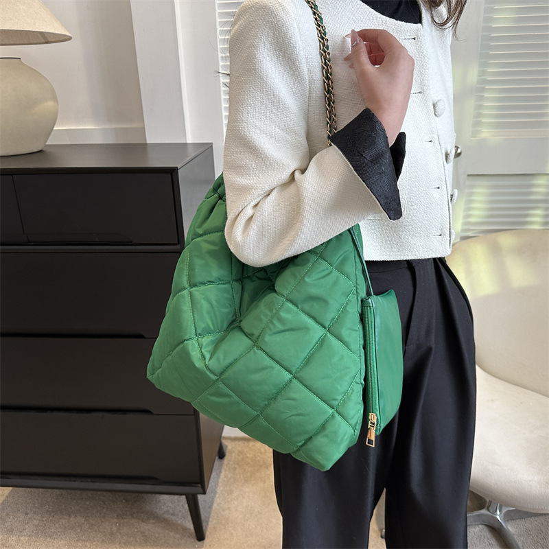 Large-Capacity Fashionable Pure Color Chain Mother-In-Law Bag 2025 Winter New Versatile Korean Style Armpit Bag Casual Tote Bag Large-Capacity Fashionable Pure Color Chain Mother-In-Law Bag 2025 Winter New Versatile Korean Style Armpit Bag Casual Tote Bag