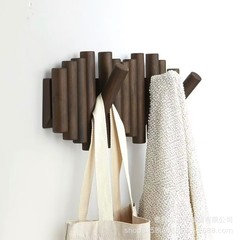 北欧の木の服の帽子の棚は壁を掛けてハンガーを掛けます。